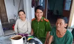  Đại diện Công an xã Tịnh Trà, ông Hùng (phải) và bà Tiến gặp mặt để bàn giao số tiền. Ảnh: Công an cung cấp. 