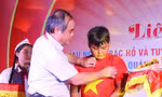 Trao huy hiệu Tuổi trẻ dũng cảm cho nam sinh lớp 6 cứu 2 người đuối nước