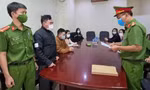CQĐT tống đạt các quyết định tố tụng đối với ông Nguyễn Quang Trung. Ảnh. L.T