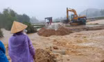 Đường Suối Nước Noi, thôn Nước Đang, xã Ba Bích, huyện Ba Tơ, bị nước lũ cuốn trôi.