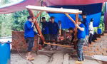 Băng rừng, lội suối dựng nhà giúp người dân