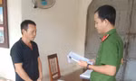 Cơ quan CSĐT Công an huyện Tư Nghĩa (tỉnh Quảng Ngãi) tống đạt Quyết định khởi tố vụ án hình sự, khởi tố bị can đối với Trương Đình Nhạt về tội cố ý gây thương tích. Ảnh: CACC