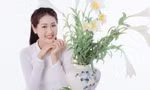 Thiếu nữ Hà Thành khoe vẻ đẹp dịu dàng bên hoa loa kèn