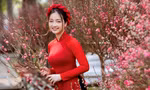 Hot girl Sài Thành lung linh trong tà áo dài đỏ, bên mẹ đón chào năm mới