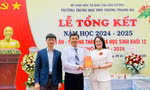 Tác giả, nhà báo Nguyễn Tuấn Anh ký tặng sách học sinh Trường THPT Thanh Hà