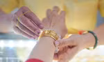 Giá vàng 'biến động ngược', người dân tấp nập mua vàng lấy may ngày vía Thần tài