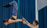 Yoga bay cùng dải lụa cuốn hút giới trẻ