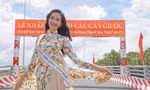 Hoa khôi cao 1,76 m nổi bật trong ngày khánh thành cầu Cần Giuộc