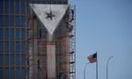 Trước cửa đại sứ quán Mỹ ở Havana. (Ảnh: Reuters)