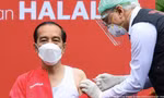 Tổng thống Indonesia trong lần tiêm vắc-xin COVID-19