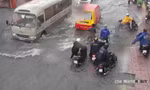 Mưa lớn giờ tan tầm, nhiều tuyến đường ở TPHCM ngập nặng 