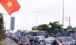 Người dân quay lại TPHCM sau kỳ nghỉ Tết, phà Cát Lái ùn ứ 2 km