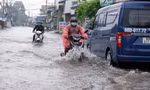 Mưa trắng trời, nhiều tuyến đường ở TPHCM mênh mông nước