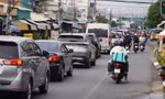 Người dân mướt mồ hôi về TPHCM sau kỳ nghỉ Tết 