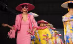 Moschino gây sốc khi khai màn Tuần lễ thời trang Milan với BST lấy cảm hứng từ phao bơi