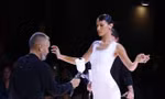 Bella Hadid khiến khán giả kinh ngạc với màn mặc váy bằng sơn phun ngay trên sàn diễn