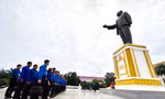 Đoàn đại biểu thanh niên Việt Nam dâng hoa tại tượng Chủ tịch Kaysone Phomvihane