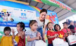 Hoa hậu Lương Thùy Linh chia sẻ cùng thầy cô và học sinh vùng khó Hòa Bình