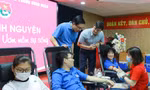 Anh Bùi Quang Huy động viên người tham gia hiến máu.