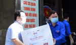 Anh Nguyễn Anh Tuấn và các đoàn viên thanh niên chuyển các thùng quà lên xe đến với các vùng dịch. Ảnh: Xuân Tùng