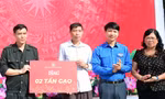 Bí thư thường trực T.Ư Đoàn thăm, trao hỗ trợ người dân bị thiệt hại lũ quét ở Mường Pồn