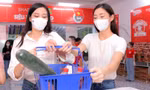 Hoa hậu Đỗ Thị Hà và Lương Thùy Linh chọn đồ giúp người dân đi siêu thị 0 đồng
