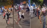 Nhóm người nước ngoài đi xe đạp bốc đầu, đánh võng trên đường phố Hà Nội