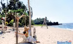 Du khách hòa mình vào thiên nhiên bên khu homestay nằm bên bờ biển xinh đẹp ở đảo Bé.