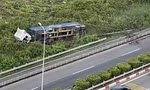 Xe đầu kéo văng khỏi đường cao tốc TPHCM - Long Thành - Dầu Giây