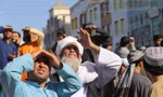 Người dân thành phố Herat (tỉnh Herat) tập trung tại quảng trường xem Taliban treo thi thể nhóm nghi phạm bắt cóc. Ảnh: AP
