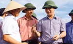 Ông Đặng Quốc Khánh (phải) gặp gỡ ngư dân. Ảnh: Minh Thùy.