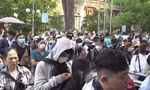 Phụ huynh xếp hàng dài chờ mua vé cho con vào chơi Thảo Cầm Viên ngày 1/6