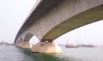 Hiểm họa đang rình rập ngay dưới trụ cầu số 4 của cầu Gianh