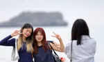 Giới trẻ thích thú check-in bình minh trên bãi đá ở Cát Bà 