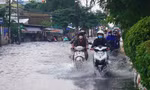 Mưa như trút nước, nhiều tuyến đường ở TPHCM chìm trong biển nước