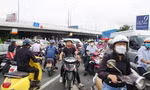 Cấm lưu thông qua gầm cầu vượt Nguyễn Hữu Cảnh 