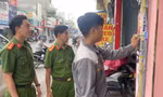 5 người làm nghề hút bể phốt dán hàng nghìn tờ quảng cáo nơi công cộng 