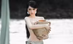 Hương Giang trông 'bỏng mắt' với hình ảnh bán nude, lần hiếm hoi làm điều táo bạo trong sự nghiệp
