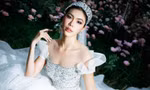 Dân tình xôn xao trước loạt ảnh mặc váy cưới của siêu mẫu Minh Tú sau khi chủ động cầu hôn bạn trai Tây