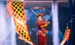 Thiết kế 'National costume' của Hoa hậu Lê Hoàng Phương nặng chục ký, khiến V-net cực ấn tượng và tự hào