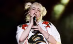Tuổi 20 của Billie Eilish: Vừa lập kỷ lục tại Coachella đã ẵm ngay giải Quả Cầu Vàng 2022