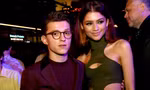 Tóc dài ngang vai khó tạo kiểu? Học Zendaya kiểu xoăn bồng bềnh đẹp ná thở này đi!