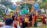 Người dân phố biển Nha Trang nô nức du xuân trong ngày đầu năm