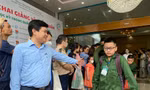 Anh Cái Quang Bình, Giám đốc Trung tâm Hỗ trợ thanh thiếu nhi Việt Nam tiễn các "chiến sĩ nhí" lên đường tham gia Học kỳ trong quân đội. Ảnh: Bảo Anh