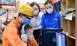 Các kỹ sư EVN Hà Nội trực tiếp mang máy tính đến tặng, lắp ráp và hướng dẫn sử dụng cho các em nhỏ.