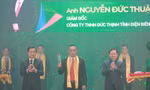 Ông Lê Minh Khái, Bí thư T.Ư Đảng, Phó Thủ tướng (bên trái); anh Nguyễn Anh Tuấn, Ủy viên T.Ư Đảng, Bí thư thứ nhất T.Ư Đoàn (bên phải) trao phần thưởng TOP 10 Doanh nhân trẻ khởi nghiệp xuất sắc 2021. ẢNH: BẢO ANH.