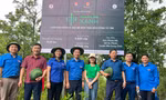 Bí thư T.Ư Đoàn Nguyễn Tường Lâm (thứ 4, từ trái sang) cùng các đại biểu tham gia trồng cây tre tại xã Dế Xu Phình