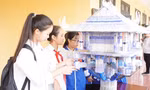 Học sinh Hà Nội thích thú với mô hình Chùa Một Cột được làm từ bút bi đã qua sử dụng