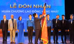 Anh Nguyễn Anh Tuấn, Uỷ viên T.Ư Đảng, Bí thư thứ nhất T.Ư Đoàn, Chủ tịch Hội LHTN Việt Nam trao Huân chương Lao động hạng Nhất cho Đoàn Trường ĐH Kinh tế Quốc dân