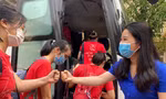 Bí thư Thành Đoàn Hà Nội Chu Hồng Minh chào các bạn sinh viên ĐH Y Hà Nội lên đường lấy mẫu xét nghiệm